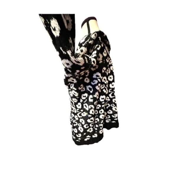Women’s F21 Forever 21 Medium Black & White Cheetah Knit Sweater - Picture 5 of 9